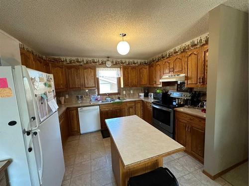 4009 Heritage Drive, Taber, AB - Indoor Photo Showing Kitchen