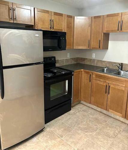 143 Mt Sundance Crescent West, Lethbridge, AB - Indoor Photo Showing Kitchen With Double Sink