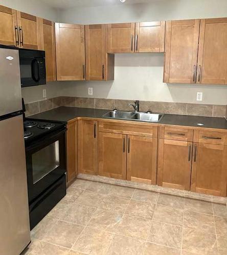 143 Mt Sundance Crescent West, Lethbridge, AB - Indoor Photo Showing Kitchen With Double Sink