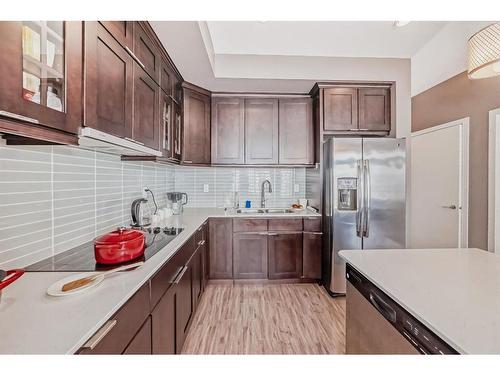 3-406 Highlands Boulevard West, Lethbridge, AB - Indoor Photo Showing Kitchen With Upgraded Kitchen