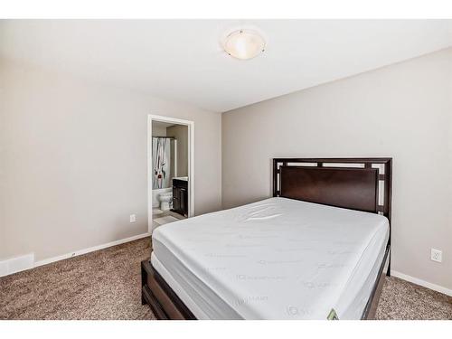 3-406 Highlands Boulevard West, Lethbridge, AB - Indoor Photo Showing Bedroom