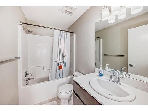 3-406 Highlands Boulevard West, Lethbridge, AB - Indoor Photo Showing Bathroom