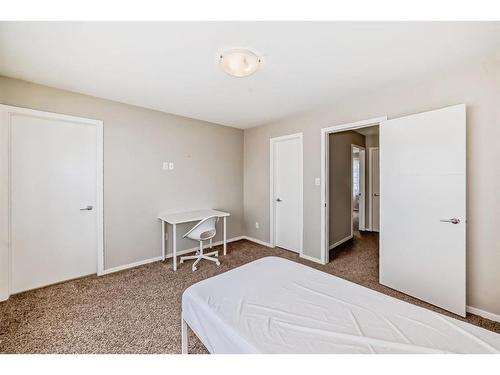 3-406 Highlands Boulevard West, Lethbridge, AB - Indoor Photo Showing Bedroom