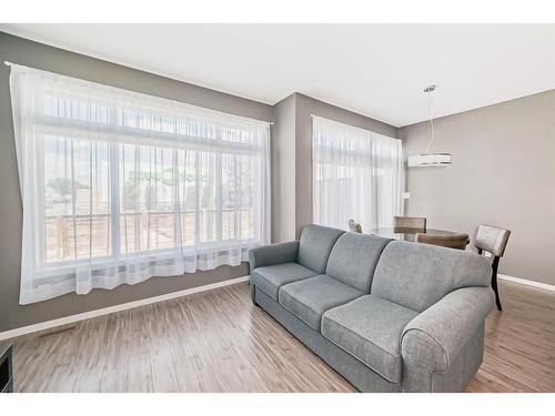 3-406 Highlands Boulevard West, Lethbridge, AB - Indoor Photo Showing Living Room