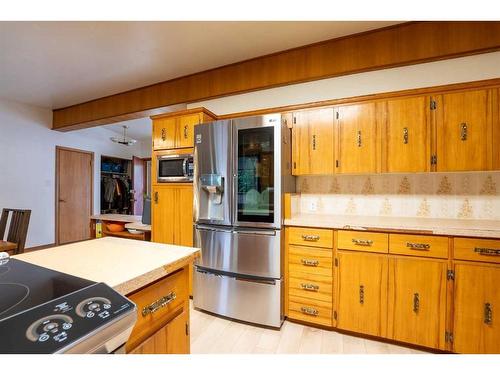 1110 10 Street South, Lethbridge, AB - Indoor Photo Showing Kitchen