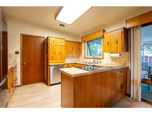 1110 10 Street South, Lethbridge, AB - Indoor Photo Showing Kitchen