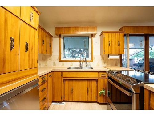 1110 10 Street South, Lethbridge, AB - Indoor Photo Showing Kitchen With Double Sink