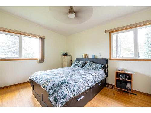 1110 10 Street South, Lethbridge, AB - Indoor Photo Showing Bedroom