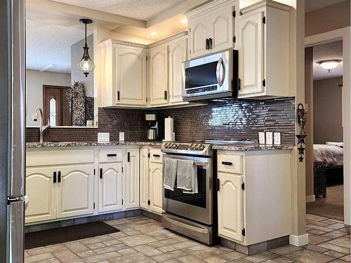 3805 Redwood Road South, Lethbridge, AB - Indoor Photo Showing Kitchen