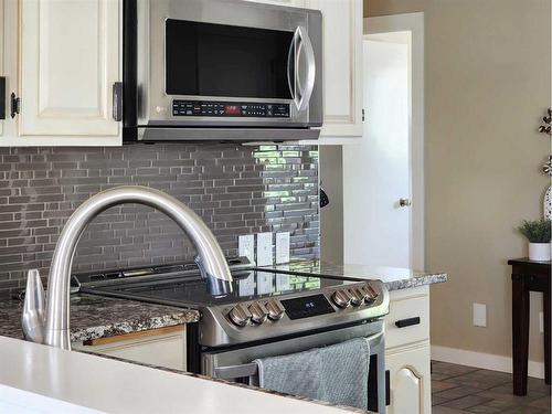 3805 Redwood Road South, Lethbridge, AB - Indoor Photo Showing Kitchen