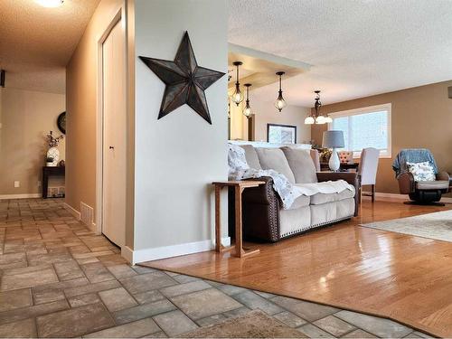 3805 Redwood Road South, Lethbridge, AB - Indoor Photo Showing Living Room