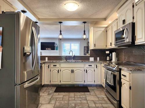 3805 Redwood Road South, Lethbridge, AB - Indoor Photo Showing Kitchen With Upgraded Kitchen