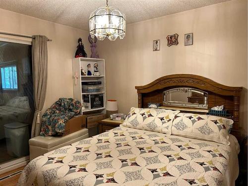 1222 12C Street North, Lethbridge, AB - Indoor Photo Showing Bedroom