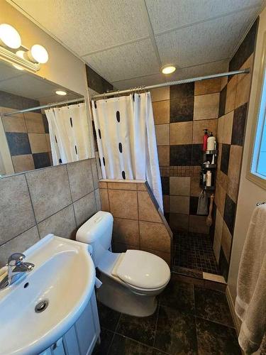 437 Main Street, Milk River, AB - Indoor Photo Showing Bathroom