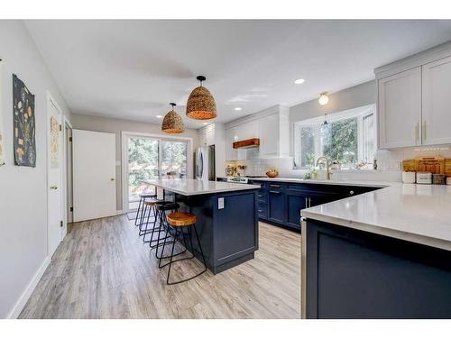 31 Erminerun Place North, Lethbridge, AB - Indoor Photo Showing Kitchen With Upgraded Kitchen