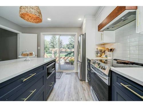 31 Erminerun Place North, Lethbridge, AB - Indoor Photo Showing Kitchen With Upgraded Kitchen