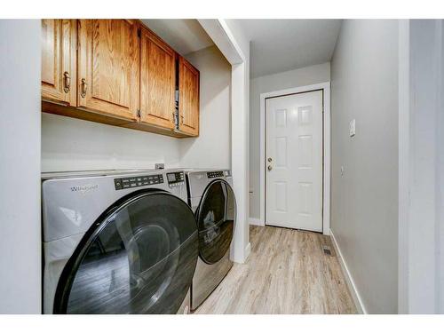 31 Erminerun Place North, Lethbridge, AB - Indoor Photo Showing Laundry Room