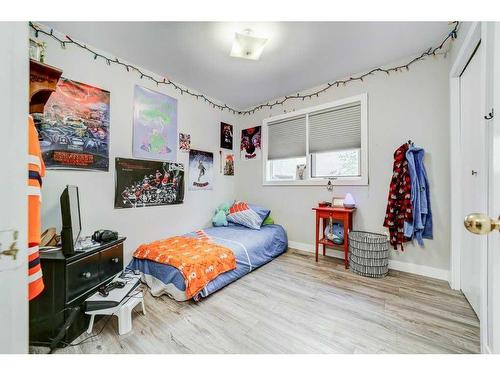 31 Erminerun Place North, Lethbridge, AB - Indoor Photo Showing Bedroom