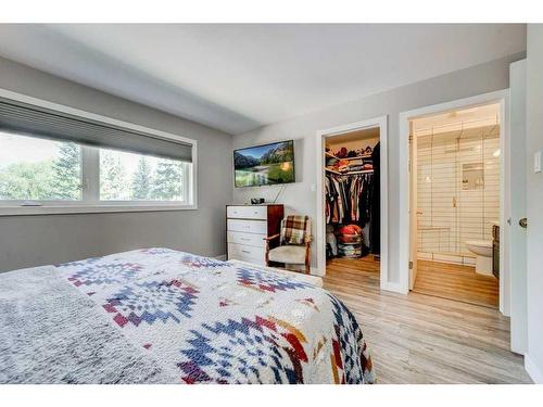 31 Erminerun Place North, Lethbridge, AB - Indoor Photo Showing Bedroom