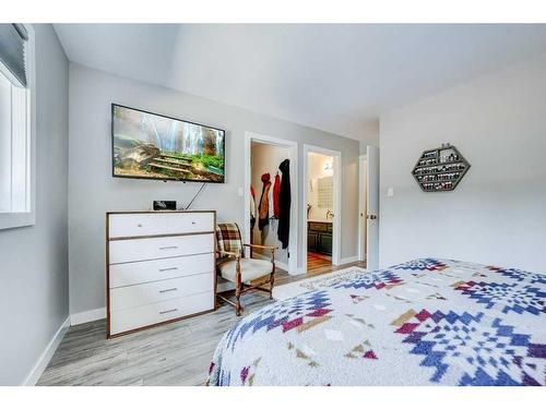 31 Erminerun Place North, Lethbridge, AB - Indoor Photo Showing Bedroom