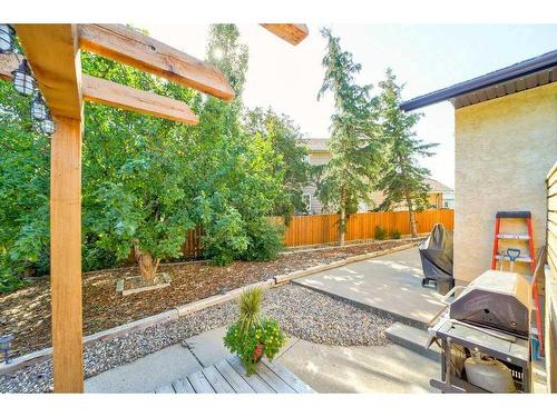 31 Erminerun Place North, Lethbridge, AB - Outdoor