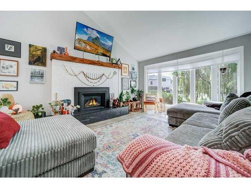 31 Erminerun Place North, Lethbridge, AB - Indoor Photo Showing Living Room With Fireplace