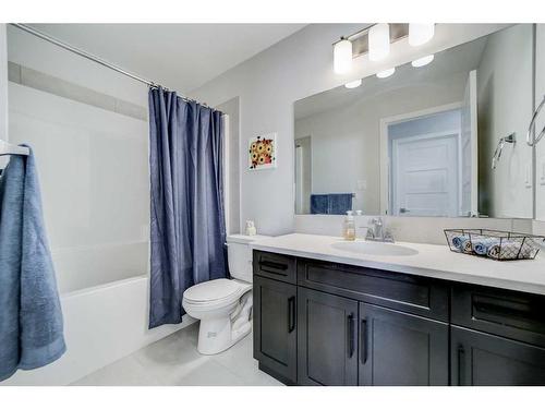 893 Atlantic Cove West, Lethbridge, AB - Indoor Photo Showing Bathroom