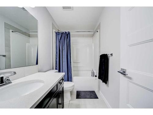 893 Atlantic Cove West, Lethbridge, AB - Indoor Photo Showing Bathroom