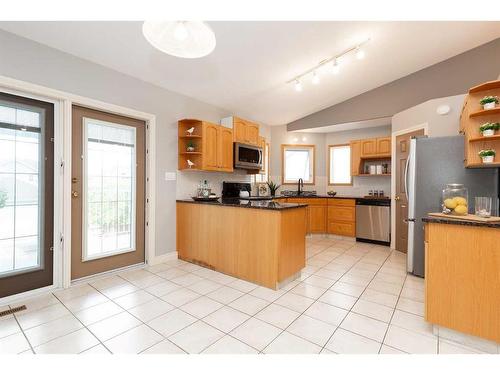 43 Riverdale Terrace West, Lethbridge, AB - Indoor Photo Showing Kitchen