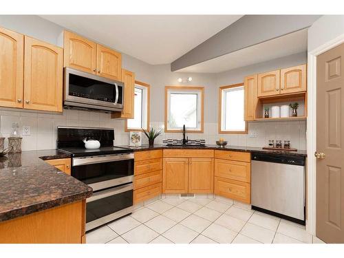 43 Riverdale Terrace West, Lethbridge, AB - Indoor Photo Showing Kitchen