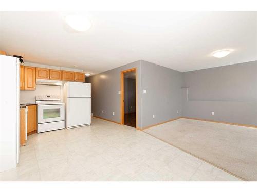 43 Riverdale Terrace West, Lethbridge, AB - Indoor Photo Showing Kitchen