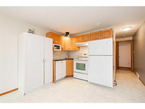 43 Riverdale Terrace West, Lethbridge, AB - Indoor Photo Showing Kitchen