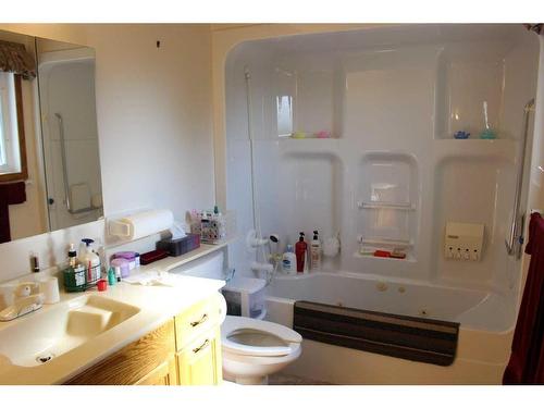 100 4Th Street, Picture Butte, AB - Indoor Photo Showing Bathroom