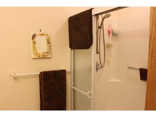 100 4Th Street, Picture Butte, AB - Indoor Photo Showing Bathroom