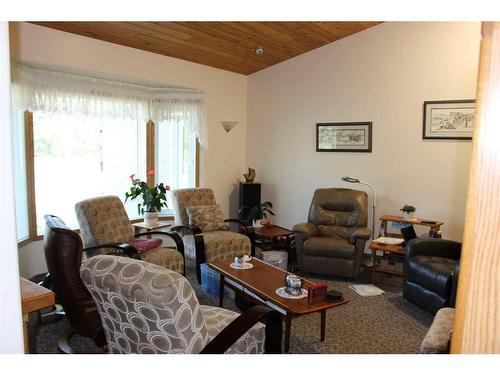 100 4Th Street, Picture Butte, AB - Indoor Photo Showing Living Room