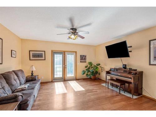 51 Wildwood Crescent West, Lethbridge, AB - Indoor Photo Showing Living Room