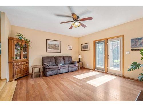 51 Wildwood Crescent West, Lethbridge, AB - Indoor Photo Showing Living Room