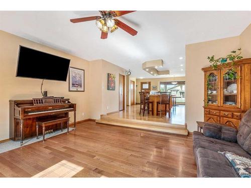 51 Wildwood Crescent West, Lethbridge, AB - Indoor Photo Showing Living Room