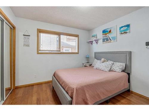 51 Wildwood Crescent West, Lethbridge, AB - Indoor Photo Showing Bedroom