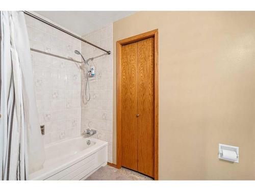 51 Wildwood Crescent West, Lethbridge, AB - Indoor Photo Showing Bathroom