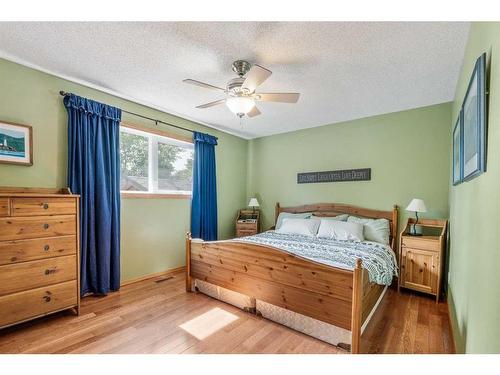 51 Wildwood Crescent West, Lethbridge, AB - Indoor Photo Showing Bedroom