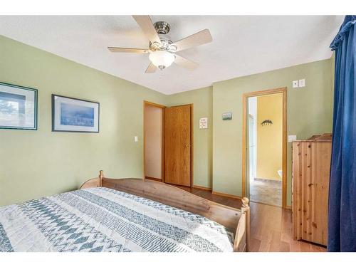 51 Wildwood Crescent West, Lethbridge, AB - Indoor Photo Showing Bedroom