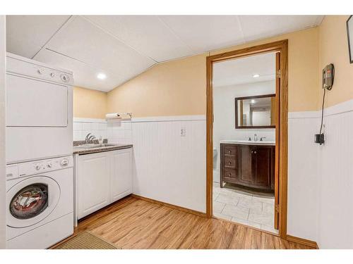 51 Wildwood Crescent West, Lethbridge, AB - Indoor Photo Showing Laundry Room