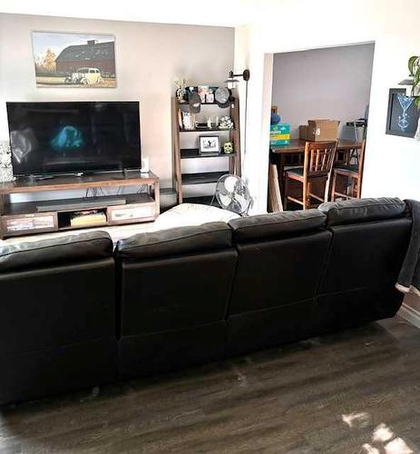 805 27 Street North, Lethbridge, AB - Indoor Photo Showing Living Room