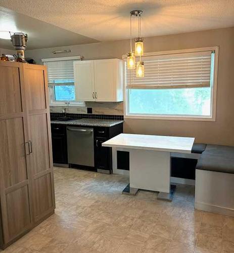 805 27 Street North, Lethbridge, AB - Indoor Photo Showing Kitchen