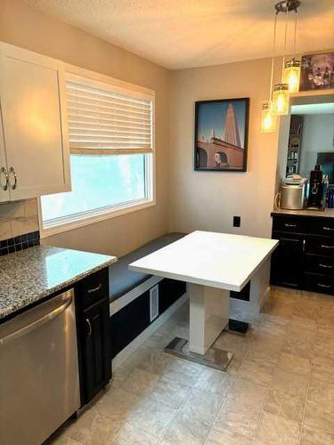 805 27 Street North, Lethbridge, AB - Indoor Photo Showing Kitchen