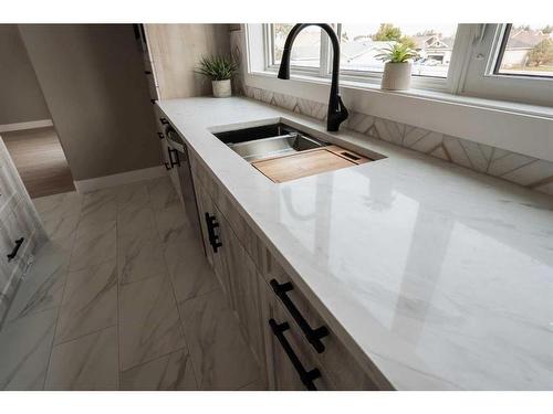 213 Greenwood Road, Coalhurst, AB - Indoor Photo Showing Kitchen With Double Sink