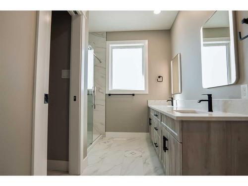 213 Greenwood Road, Coalhurst, AB - Indoor Photo Showing Bathroom