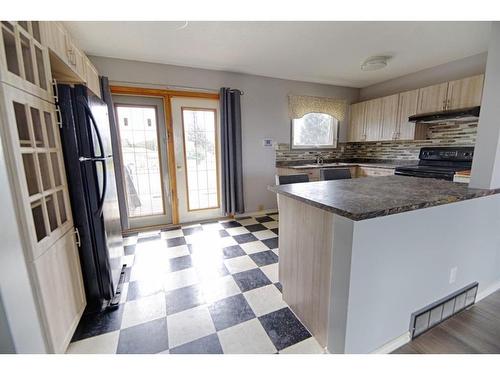 426 12 Avenue North, Lethbridge, AB - Indoor Photo Showing Kitchen