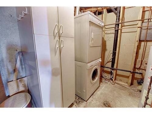 426 12 Avenue North, Lethbridge, AB - Indoor Photo Showing Laundry Room